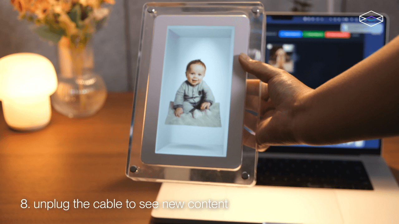 A newly transferred photo playing as a holographic memory on musubi